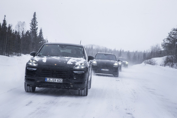 VIDEO + FOTO Condiții extreme de teste pentru noul Porsche Cayenne, înainte de lansare: 4,4 milioane de kilometri, în deșert, în Alaska și pe circuitele de viteză