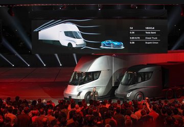 FOTO Musk a obținut primele comenzi pentru Tesla Semi. Camionul electric promite o autonomie de 800 km: Musk glumind: Se poate transforma în robot, poate lupta cu extratereștrii și face o cafea cu lapte excepțională
