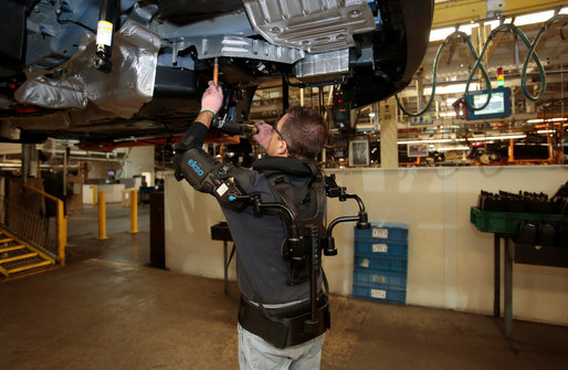 Ford testează un exoschelet care ar putea fi folosit și de muncitorii din fabrica de la Craiova
