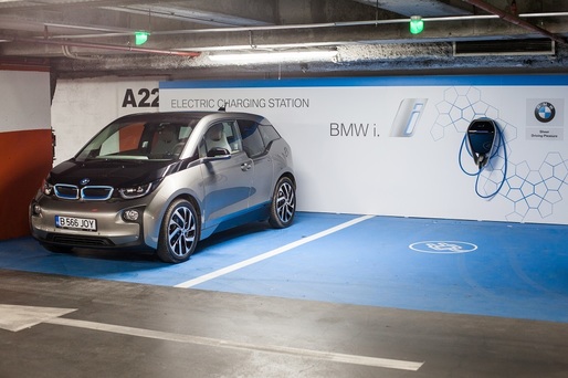 Bucureștenii își pot încărca mașina electrică gratis, în parcarea mallului din Băneasa, unde BMW a instalat două stații