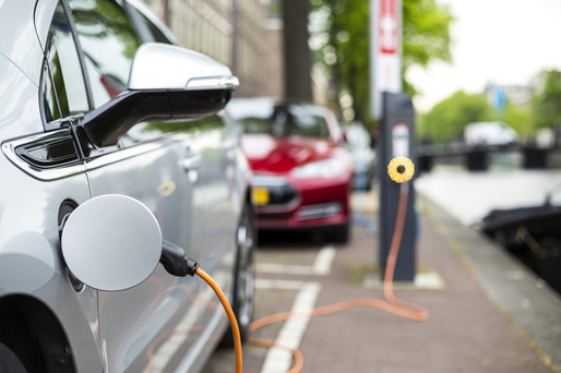 Sute de ecotichete, cu subvenție de 10.000 euro, au fost avizate pentru mașini electrice. Mari bănci și companii sunt printre beneficiari