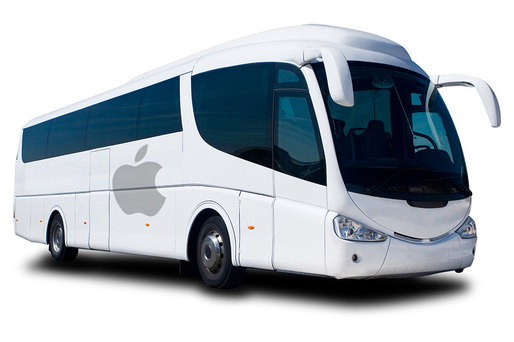 FOTO Autobuzele cu care Apple își transportă angajații au fost atacate de 5 ori în ultima săptămână