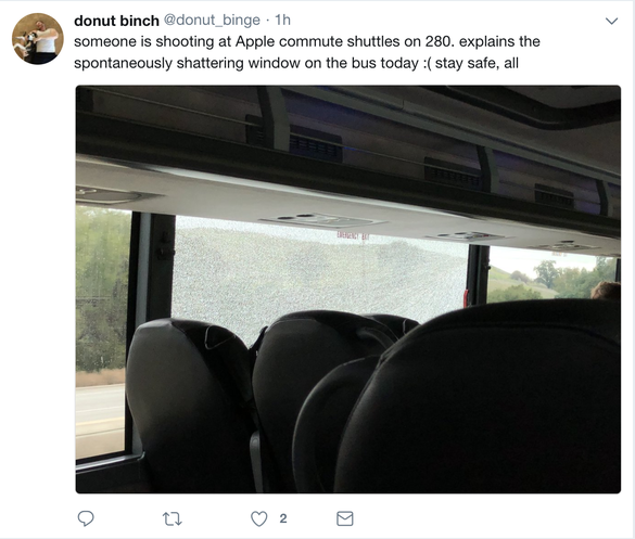 FOTO Autobuzele cu care Apple își transportă angajații au fost atacate de 5 ori în ultima săptămână
