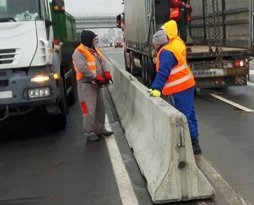 CNAIR demarează lucrările de montare a parapetului de beton pentru separarea fluxurilor de trafic, pe DN 3
