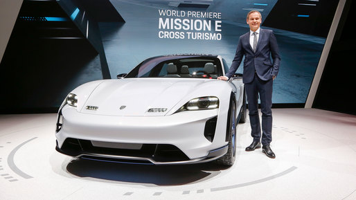 FOTO Două fețe ale unei singure mărci: Porsche Mission E Cross Turismo, viitorul SUV electric al mărcii, prezentat la Geneva alături de 911 GT3, cu motor clasic, pe benzină