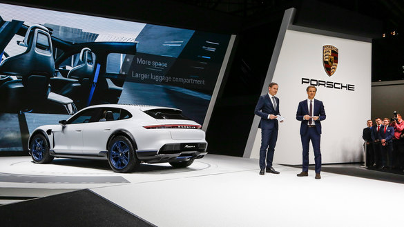 FOTO Două fețe ale unei singure mărci: Porsche Mission E Cross Turismo, viitorul SUV electric al mărcii, prezentat la Geneva alături de 911 GT3, cu motor clasic, pe benzină