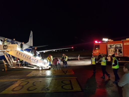 ULTIMA ORĂ VIDEO & FOTO Un avion Blue Air care pleca de la Cluj-Napoca la București s-a întors din zbor după ce un motor a dat semne de avarie. Pasager: S-a auzit o bubuitură puternică dinspre motor, erau scântei