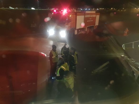 ULTIMA ORĂ VIDEO & FOTO Un avion Blue Air care pleca de la Cluj-Napoca la București s-a întors din zbor după ce un motor a dat semne de avarie. Pasager: S-a auzit o bubuitură puternică dinspre motor, erau scântei