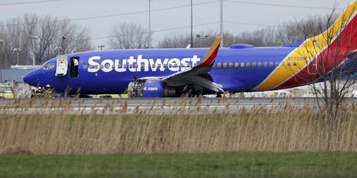 VIDEO O persoană a murit și alte șapte au primit îngrijiri medicale după ce motorul unui avion al Southwest Airlines s-a descompus în zbor