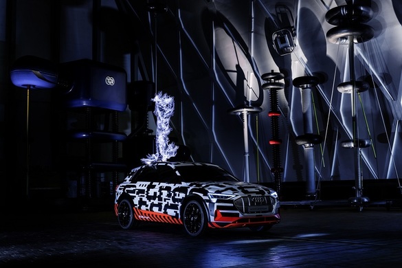 FOTO Audi anunță o autonomie de 400 km pentru SUV-ul e-tron, ce va fi lansat la sfârșitul anului