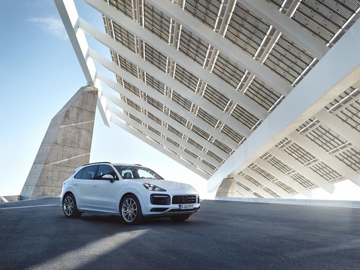 FOTO Porsche lansează noul Cayenne hybrid plug-in. Modelul poate fi comandat și în România