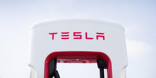 Musk: Tesla va începe să producă în iulie o versiune 4X4, cu două motoare, a automobilului Model 3