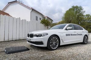 BMW lansează, în premieră mondială, stația de încărcare wireless, pentru mașinile electrice