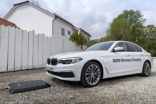 BMW lansează, în premieră mondială, stația de încărcare wireless, pentru mașinile electrice