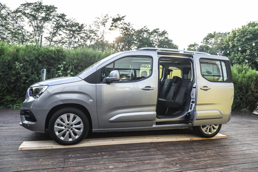 Opel lansează în România Combo Life, versiunea de pasageri a utilitarei Combo