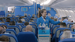 KLM vrea să atragă clienți cu noi servicii la clasa Economy pe anumite rute: Sticle cu apă, prosoape răcoritoare, bufet cu dulciuri
