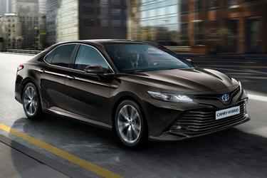 Toyota a decis soarta sedanului Avensis. În Europa vine Camry, limuzina americană care va avea motoare hibrid