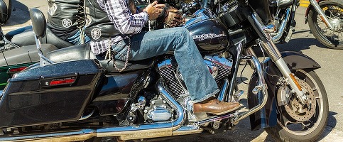 Trump amenință cu taxe mai mari “ca niciodată” și spune că mutarea producției în afara SUA este “începutul sfârșitului” pentru Harley-Davidson