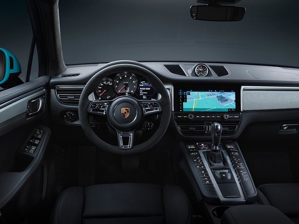 FOTO Porsche a prezentat în Shanghai facelift-ul Macan, o versiune revizuită a SUV-ului, cu faruri LED și ecran de 11 inci