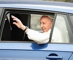 FOTO Skoda Rapid, mașina oficială a Papei Francisc în vizita din Irlanda. Constructorul a transformat un SUV Karoq în biserică cu vitralii