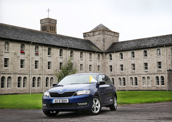 FOTO Skoda Rapid, mașina oficială a Papei Francisc în vizita din Irlanda. Constructorul a transformat un SUV Karoq în biserică cu vitralii