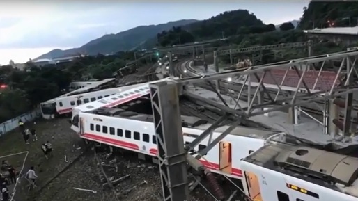 VIDEO Un tren a deraiat în Taiwan. Zeci de victime