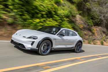 Porsche a dat undă verde pentru producția de serie a studiului de concept Mission E Cross Turismo. Ce include și când va fi lansat primul Porsche pur electric 