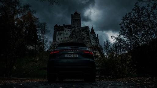FOTO Porsche a publicat videoclipul de prezentare al lui Cayenne, realizat în România, pe urmele lui Dracula