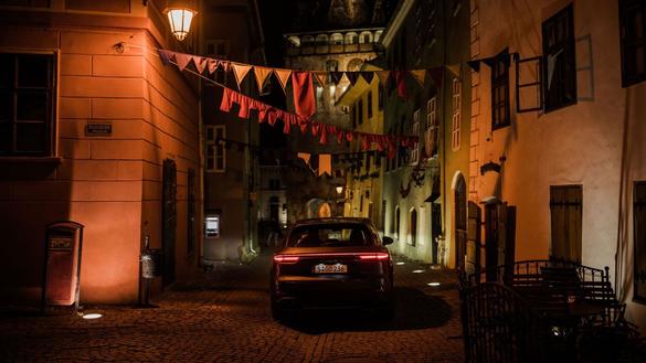 VIDEO & FOTO Porsche a publicat videoclipul de prezentare al lui Cayenne, realizat în România, pe urmele lui Dracula