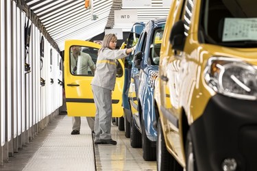 În fața lui Macron, Renault anunță: va produce vehicule comerciale pentru Nissan și Mitsubishi în uzinele din Franța