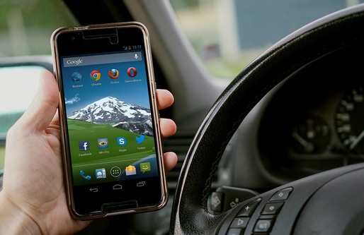 Șoferilor le va fi interzis să își mai facă selfie sau transmisii live la volan. Sancțiunile vor merge până la suspendarea permisului   