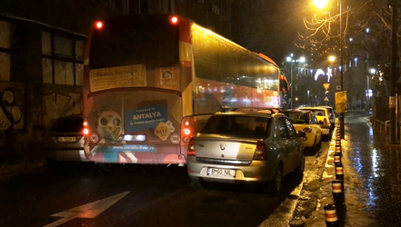VIDEO Un autocar se strecoară "la milimetru" printre mașinile staționate pe ambele părți ale carosabilului străzii-parcare Arthur Verona din centrul Capitalei