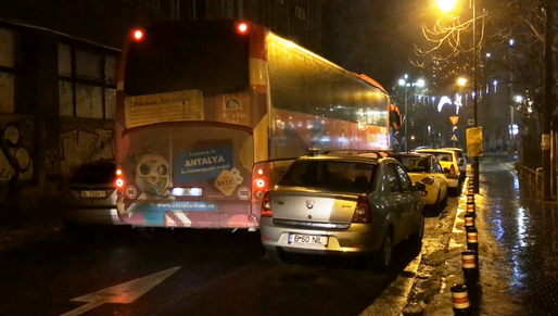 VIDEO Un autocar se strecoară "la milimetru" printre mașinile staționate pe ambele părți ale carosabilului străzii-parcare Arthur Verona din centrul Capitalei