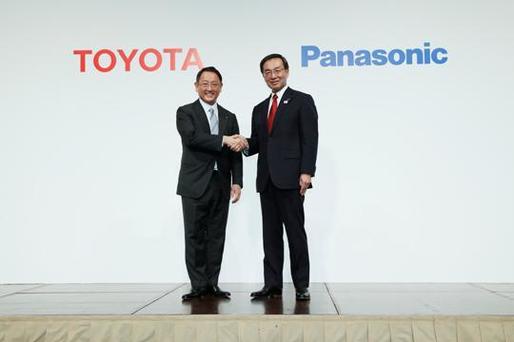 Pregătire pentru marea ofensivă a automobilelor electrice: Toyota și Panasonic formează un joint-venture care să producă baterii pentru astfel de mașini
