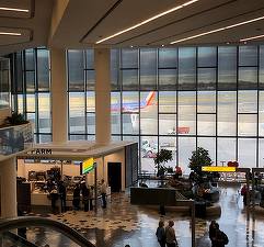Întârzieri în lanț pe un aeroport din New York din cauza blocajului din administrația federală americană