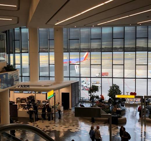 Întârzieri în lanț pe un aeroport din New York din cauza blocajului din administrația federală americană