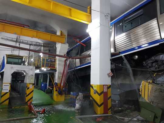 FOTO O garnitură de metrou care gara la depoul Berceni a rupt parapetul de protecție, două vagoane au sărit de pe șine și au rămas suspendate