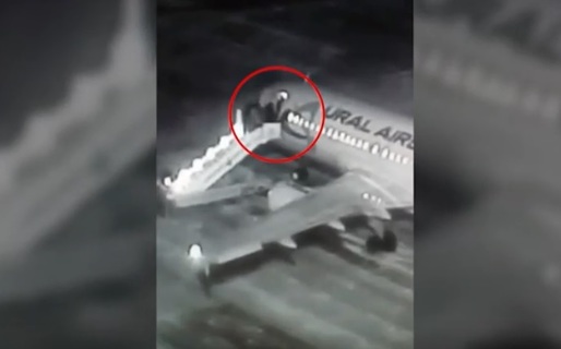 Pasageri ce urmau să plece la Moscova, răniți în urma prăbușirii unei scări mobile de avion 