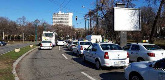 FOTO Protest al taximetriștilor, la Timișoara, față de susținerea de către administrația publică a unor activități de transport neautorizate UPDATE Reacția Uber