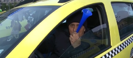Incidente la protestul din Piața Victoriei: Doi taximetriști au aruncat cu ouă către un taxi cu clienți al cărui șofer nu participa la acțiune, iar un protestatar și un șofer și-au adresat injurii
