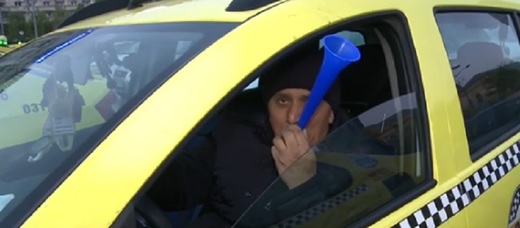 Incidente la protestul din Piața Victoriei: Doi taximetriști au aruncat cu ouă către un taxi cu clienți al cărui șofer nu participa la acțiune, iar un protestatar și un șofer și-au adresat injurii