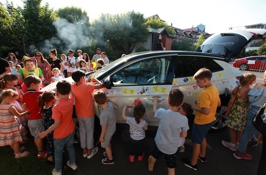 De 1 Iunie, un Opel Grandland X s-a “lăsat” desenat cu carioci colorate