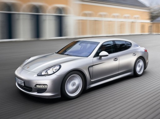 Rechemare globală pentru Porsche Cayenne și Panamera. Mașinile pot pleca singure de pe loc