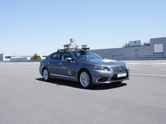 FOTO Toyota testează primul vehicul autonom în Europa, iar în Japonia - un Prius cu panouri solare