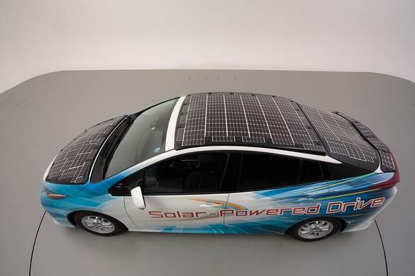 FOTO Toyota testează primul vehicul autonom în Europa, iar în Japonia - un Prius cu panouri solare
