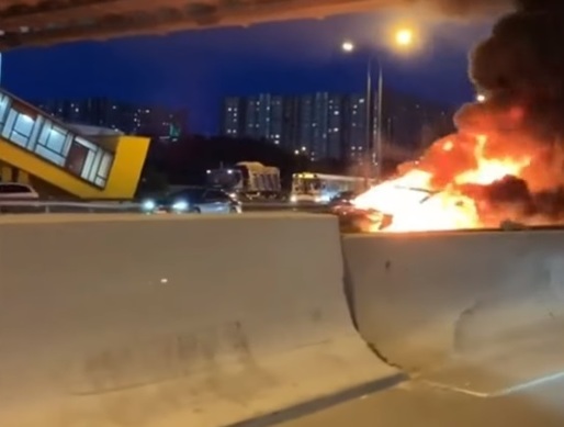VIDEO Un automobil Tesla Model 3 a luat foc la Moscova, după ce a lovit un vehicul de tractare pe autostradă