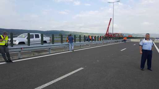 FOTO Scandal pe A1 Lugoj - Deva. Ministrul Transporturilor deschide cu forța traficul pe Lotul 4, deși spaniolii de la COMSA nu acceptă intrarea pe Lotul 3