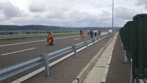 FOTO Scandal pe A1 Lugoj - Deva. Ministrul Transporturilor deschide cu forța traficul pe Lotul 4, deși spaniolii de la COMSA nu acceptă intrarea pe Lotul 3