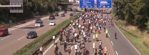 VIDEO Proteste la Salonul Auto de la Frankfurt. Manifestanți care militează pentru protecția mediului au blocat intrarea principală