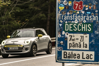 FOTO Film de prezentare a noului model electric MINI Cooper SE, pe Transfăgărășan: " "Într-un ac de păr, trece la mică distanță de o turmă de oi."